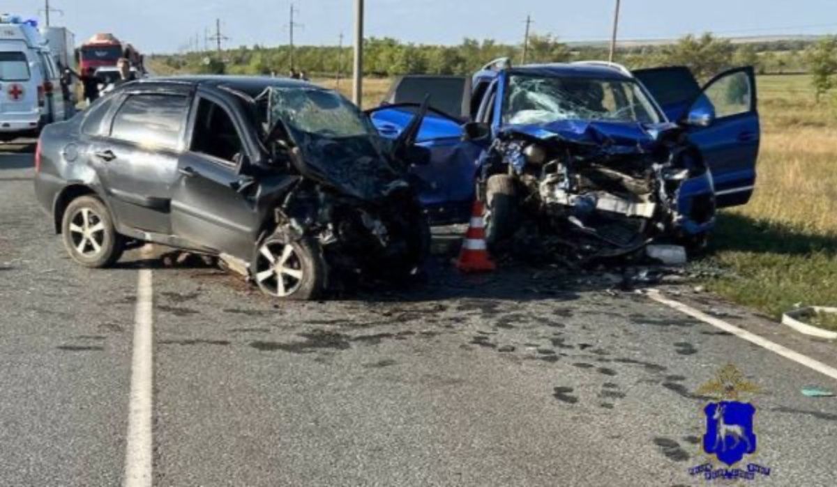 Два ребенка пострадали в лобовом столкновении автомобилей под Самарой