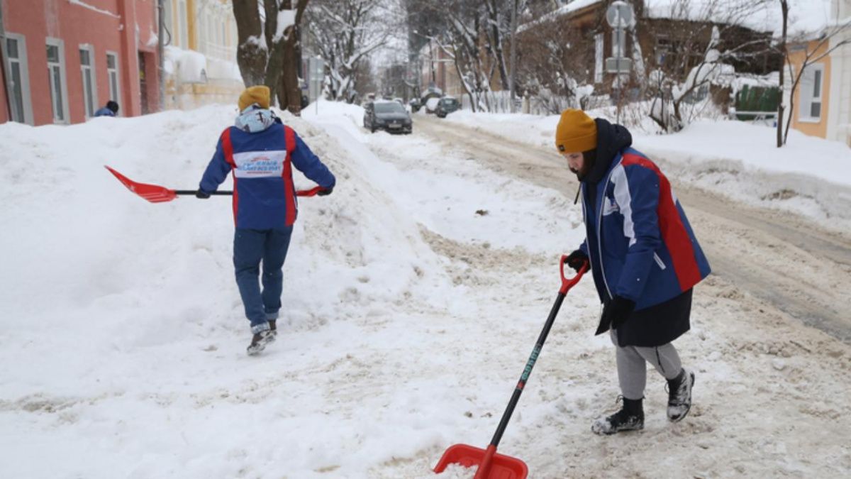 Молодёжь Нижнего Новгорода вышла на уборку снега в городе