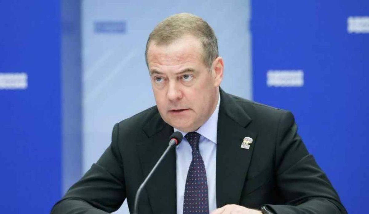 Медведев: Европа препятствует усилиям США по урегулированию конфликта в Украине