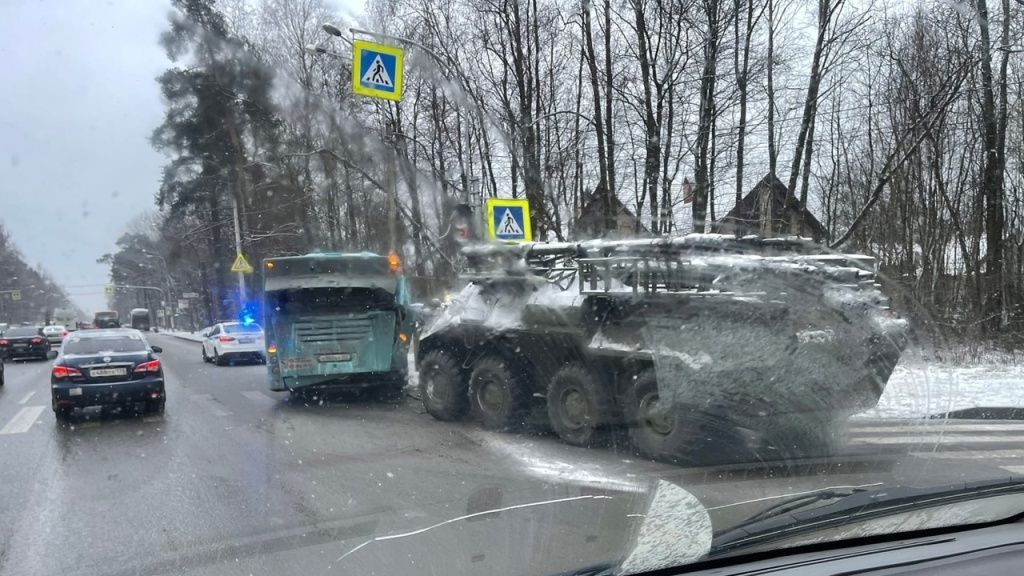 В Питере столкнулись БТР и пассажирский автобус