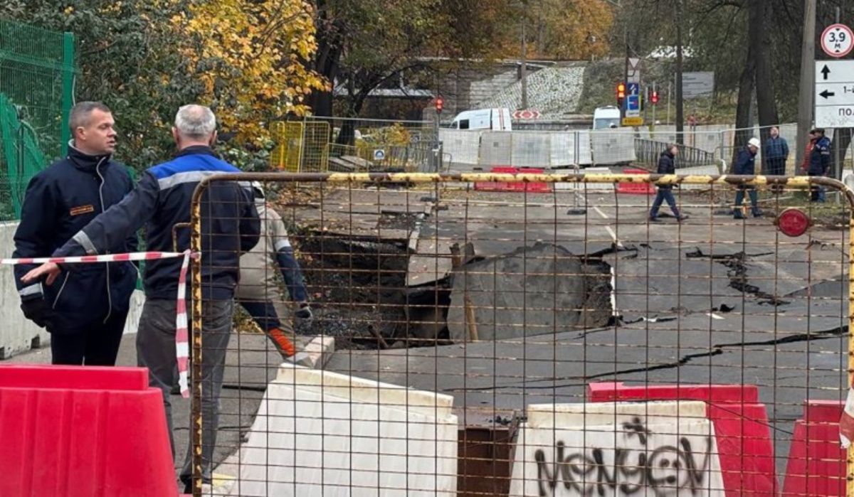 Просадка грунта в Петербурге привела к сливу сточных вод в водный объект