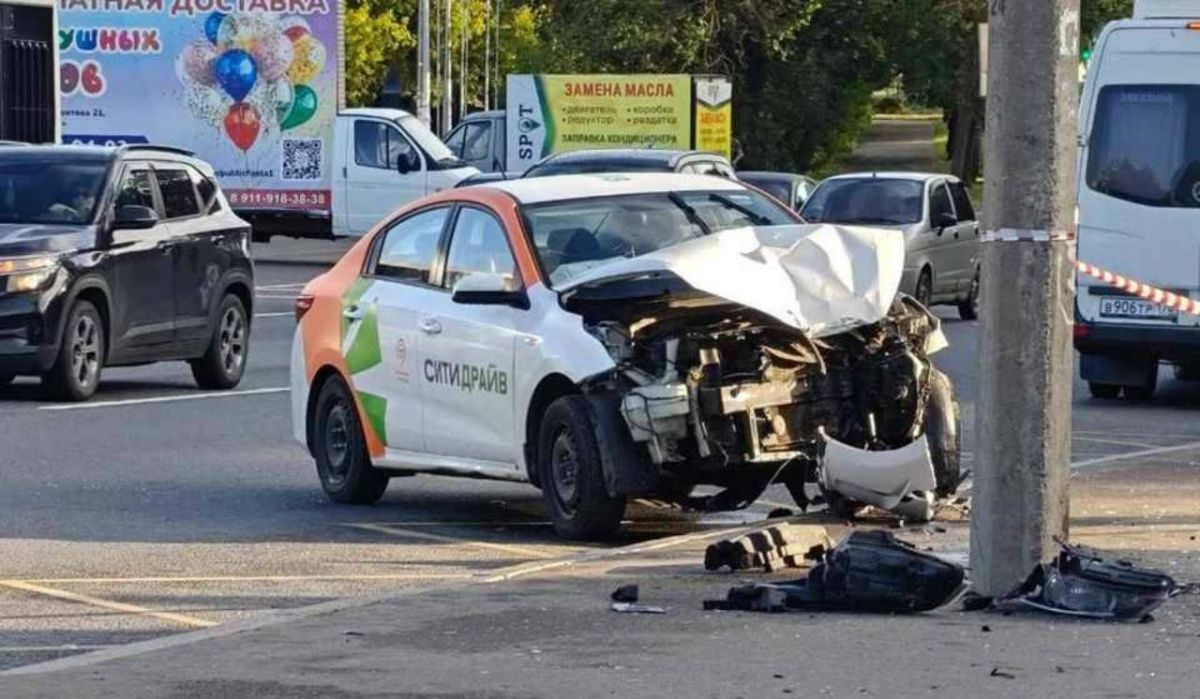 &quot;Одна женщина погибла, другая - в реанимации&quot;: водитель каршеринга влетел в остановку в Красном Селе