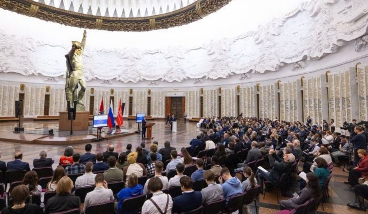 Встреча выпускников советских и российских вузов прошла в Музее Победы