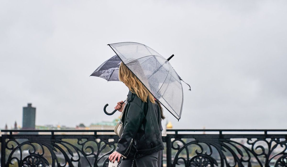 Непрекращающийся дождь охватил столицу до конца дня