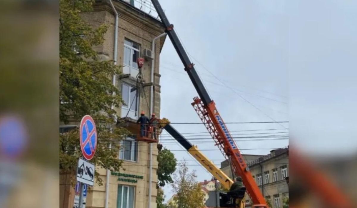 В центре Воронежа начали демонтировать ветхие балконы