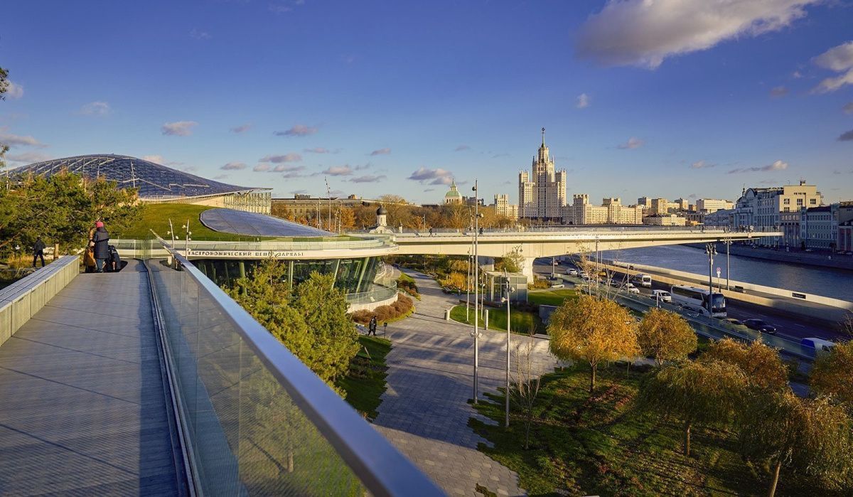 Обновление деревянного настила на парящем мосту в парке «Зарядье»