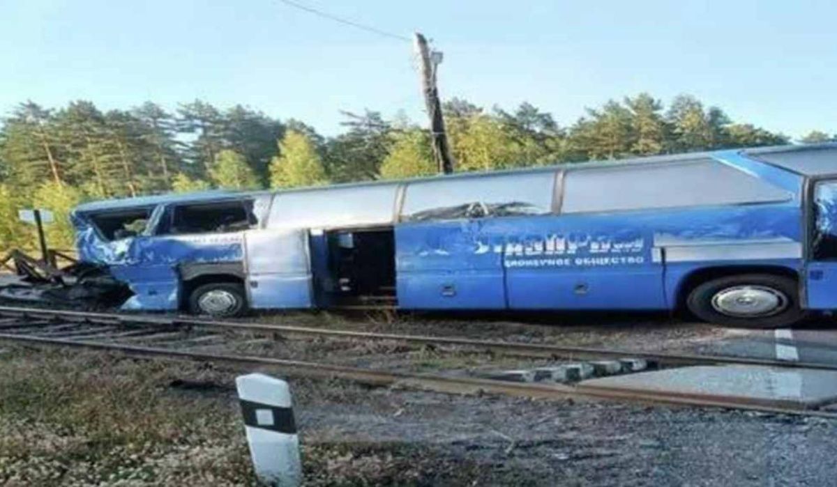 Фатальное столкновение поезда и автобуса в Ленобласти: один человек погиб