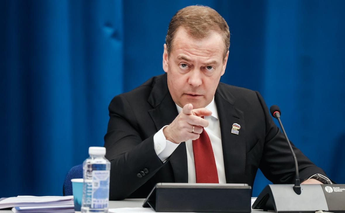 Медведев призывает США наказать причастных к покушению на Трампа