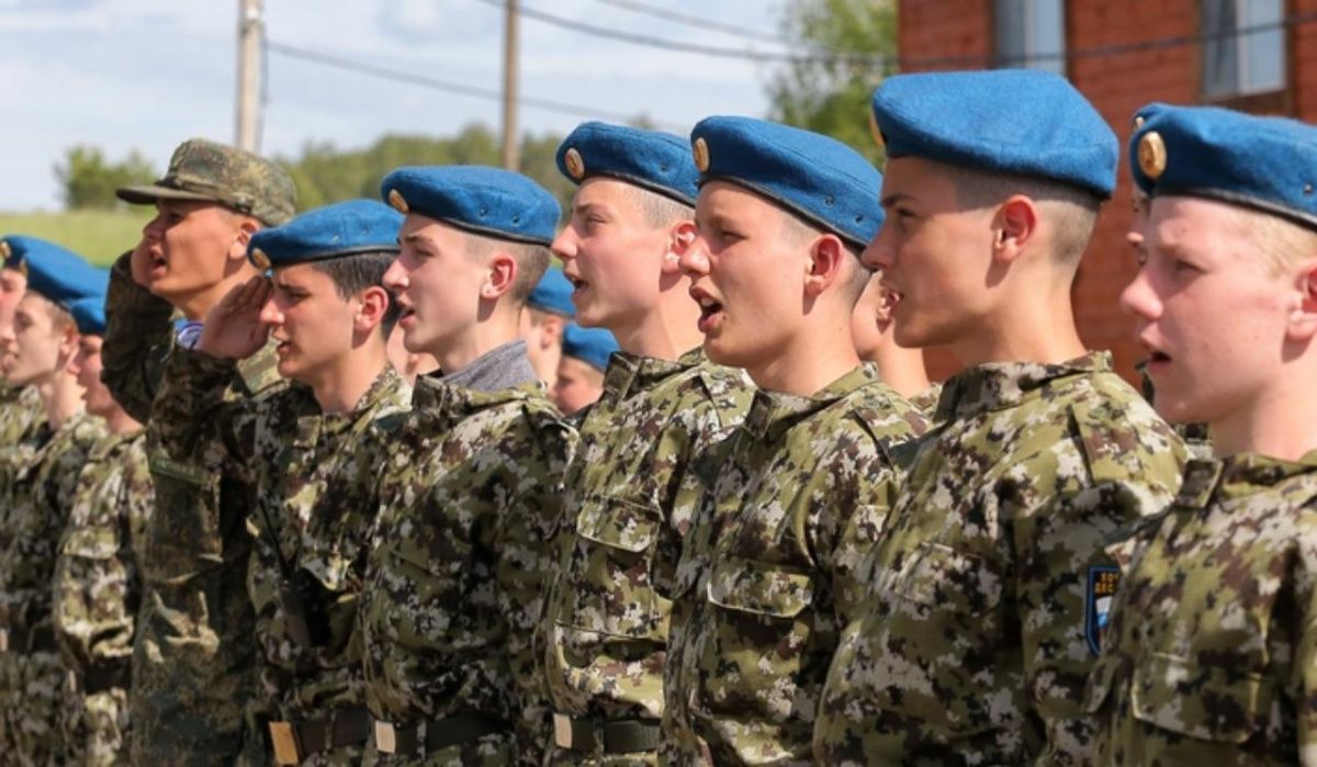 В Нижнем Новгороде участникам детской летней профильной смены вручили «Свидетельства парашютиста» 