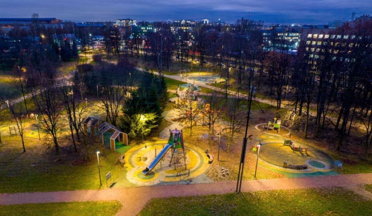 Новый облик Любашинского сада в Петербурге в освещение с зелёными акцентами