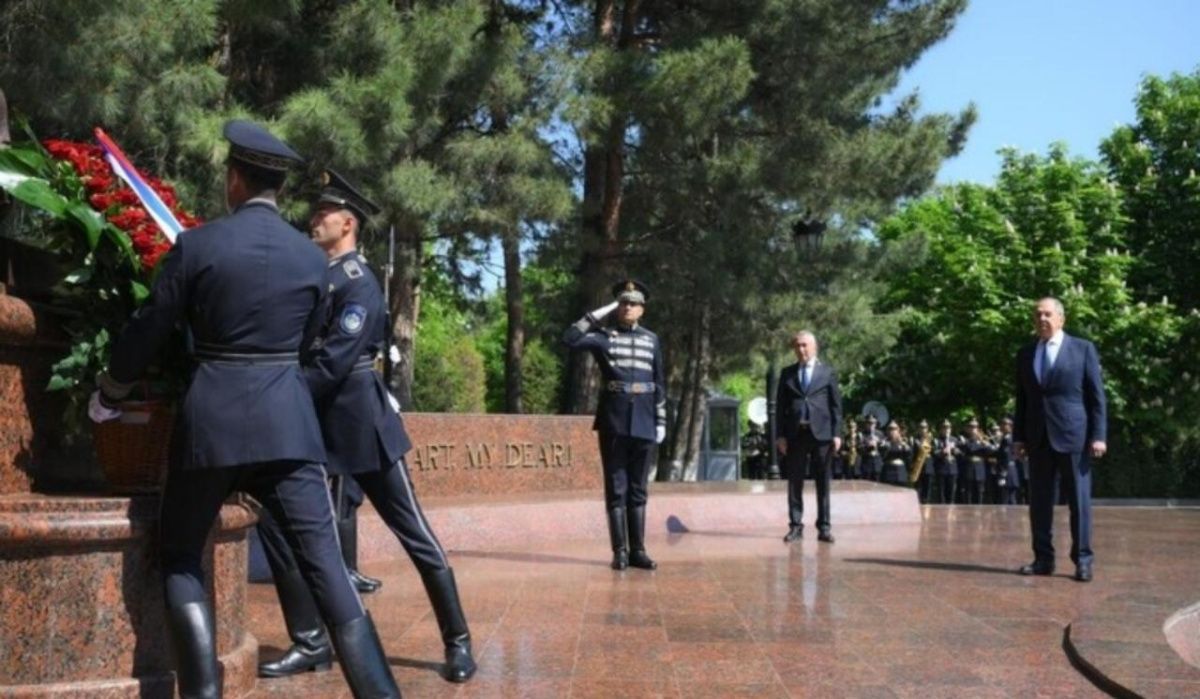 Лаврова удивили надписи на памятнике в Самарканде