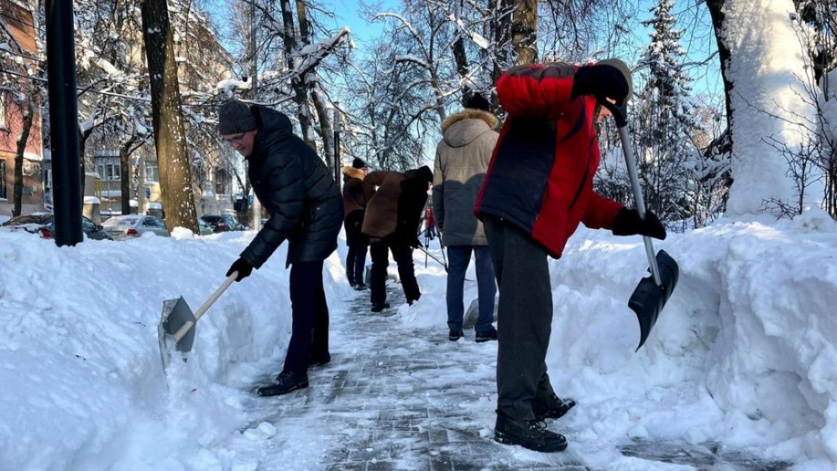 Мэр Нижнего Новгородка вышел на уборку снега