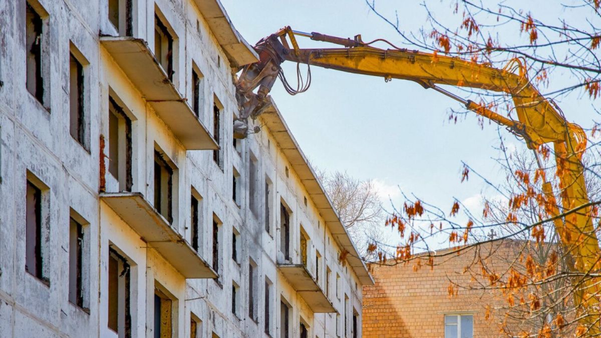 Более 80 старых домов снесли в Москве 