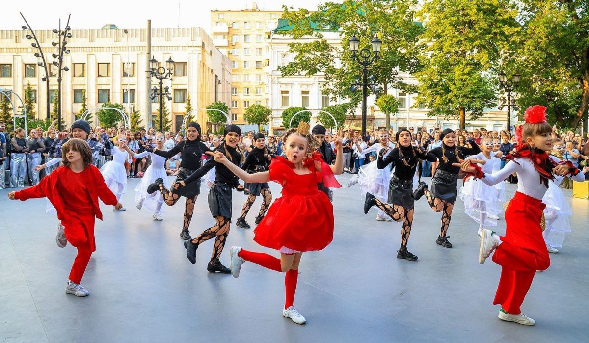 Тысячи юных танцоров собрались на Чистопрудном бульваре для участия в конкурсе