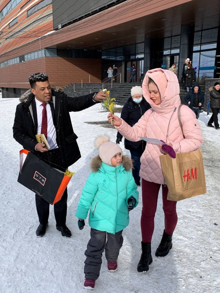 Нижегородские женщины получили цветы и открытки от Олега Щеглова