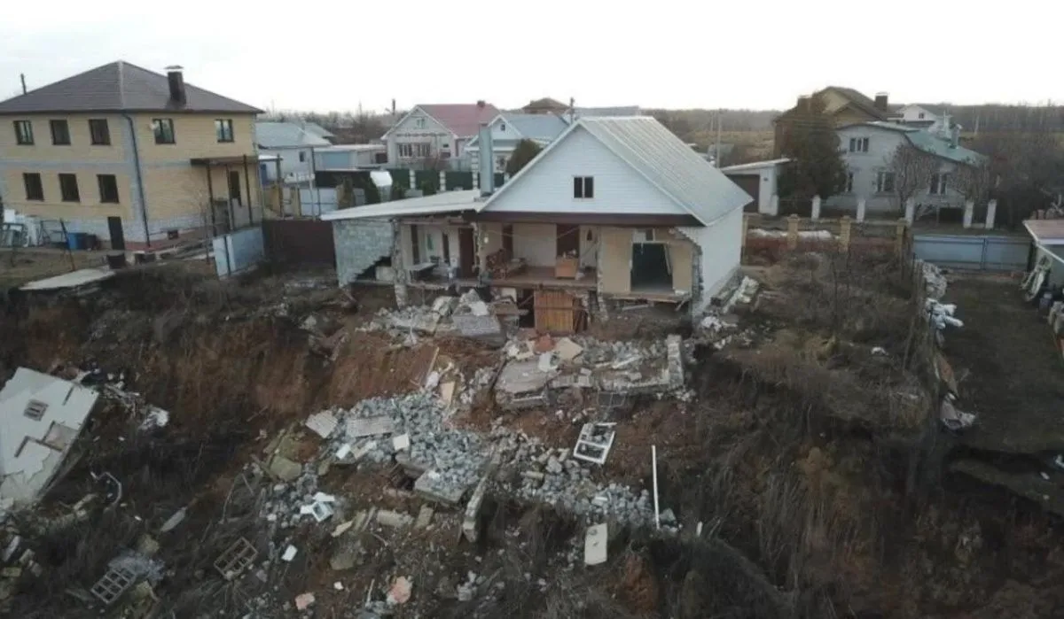 В Нижегородской области жилой дом “сполз” в овраг 