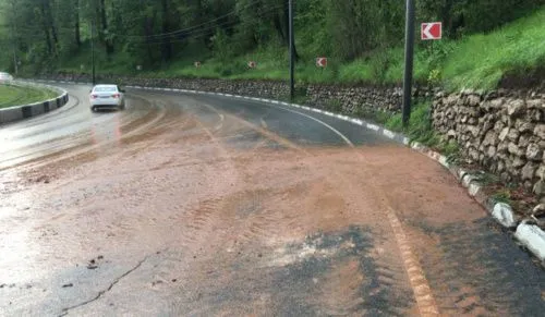 В Нижнем Новгороде грязевой поток затопил автомобильную дорогу 